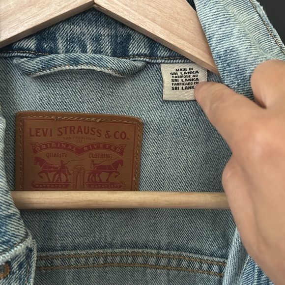 Levis Medium Light Wash Jean Jacket. Size S - Picture 7 of 11